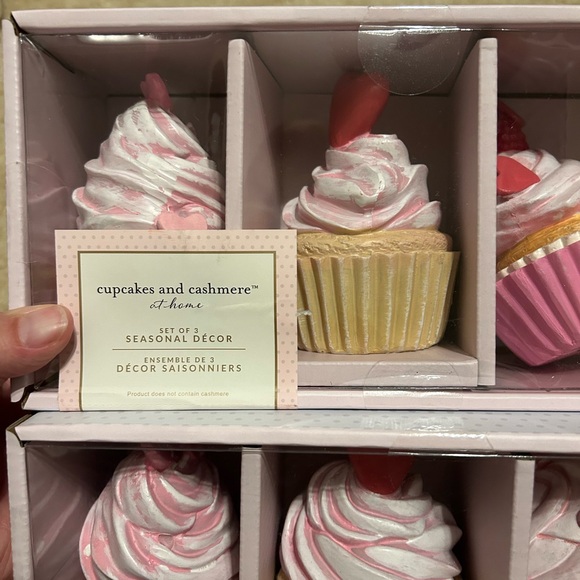 Firm Price ❤️Cupcakes and Cashmere Cupcake Valentines decor for Kitchen Tray - Picture 3 of 4